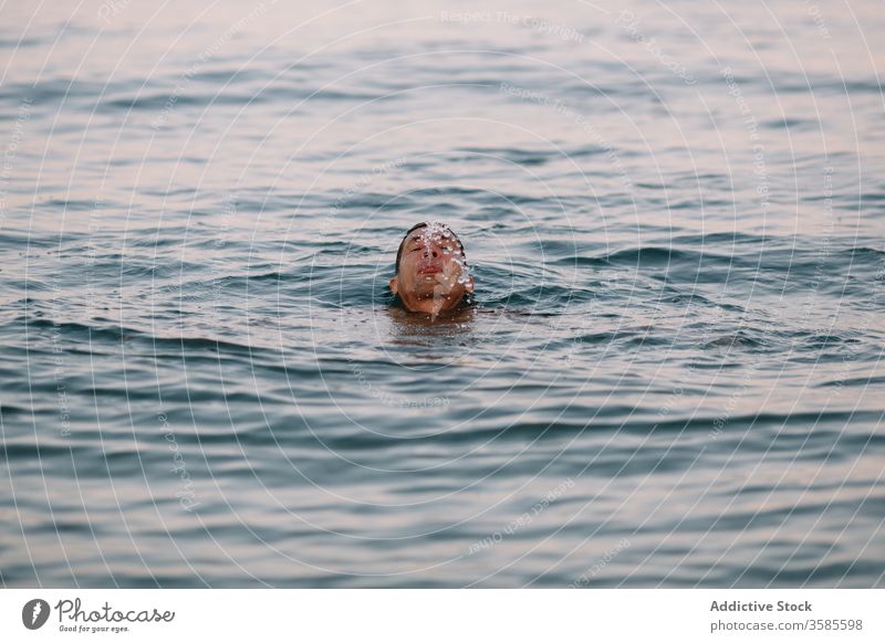 Junger Mann schwimmt in sauberem Meerwasser Schwimmer Gesundheit aktiv Freizeit Urlaub MEER schwimmen Sinkflug männlich jung zufrieden ausspucken Wasser tief