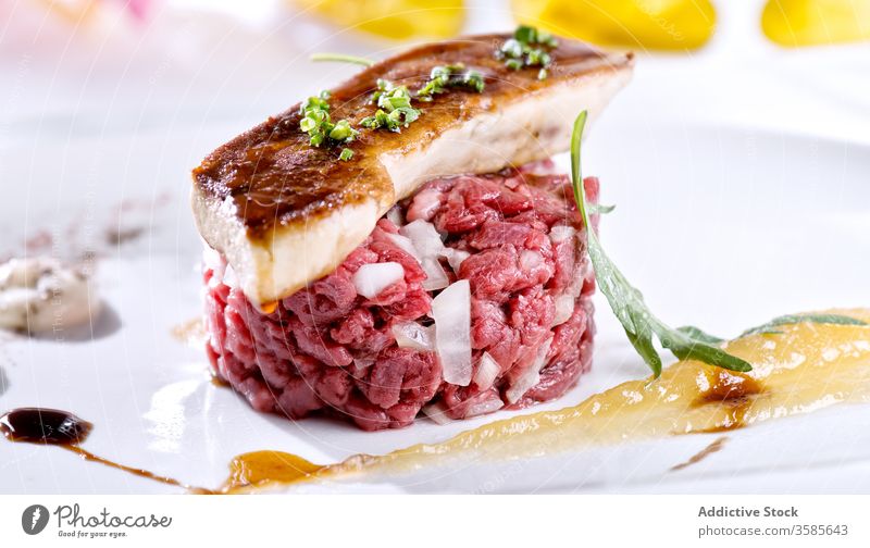 Servierte Tatarbeefsteak mit Gänseleber und Sauce Steak tartare Haute Cuisine Feinschmecker Speise Gastronomie teuer Reichtum Feinkostladen roh Leber Glasur