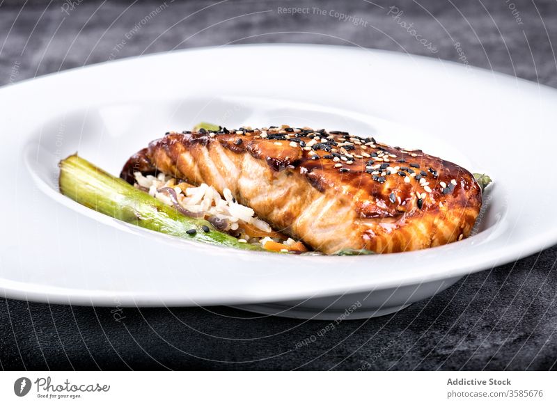Gegrilltes Lachssteak mit Sesam Steak Speise Restaurant Fisch Liebling Gemüse Lebensmittel Grillrost lecker kulinarisch Mahlzeit dienen geschmackvoll