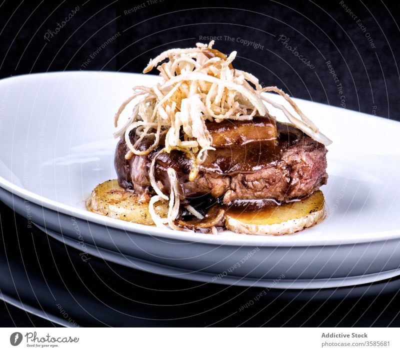 Leckeres Lendensteak mit Champignons und Kartoffeln auf dem Teller köstlich Steak Lendenstück Pilz lecker Haute Cuisine Delikatesse Restaurant Reichtum gebraten