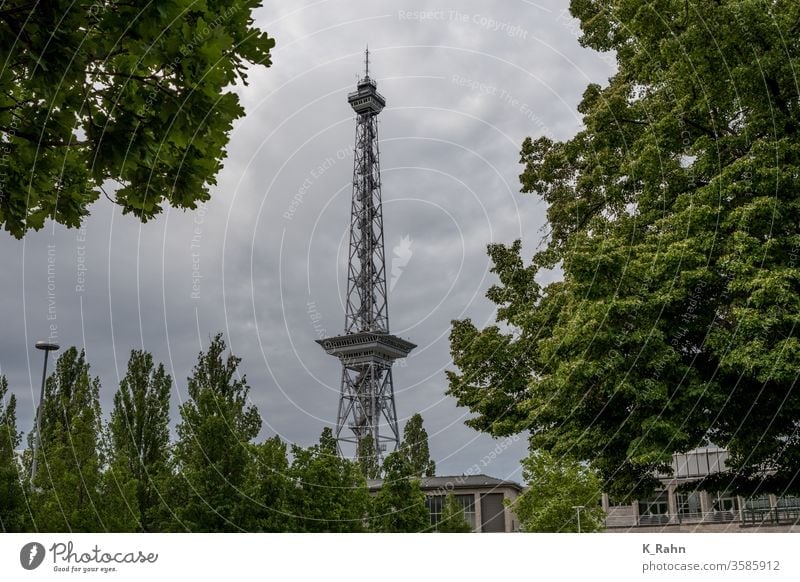 Berliner Funkturm Antenne hintergrund berlin blau stadt berühmt deutsch grau alt funken himmel stahl strukturen sommer television tourismus reisen anblick