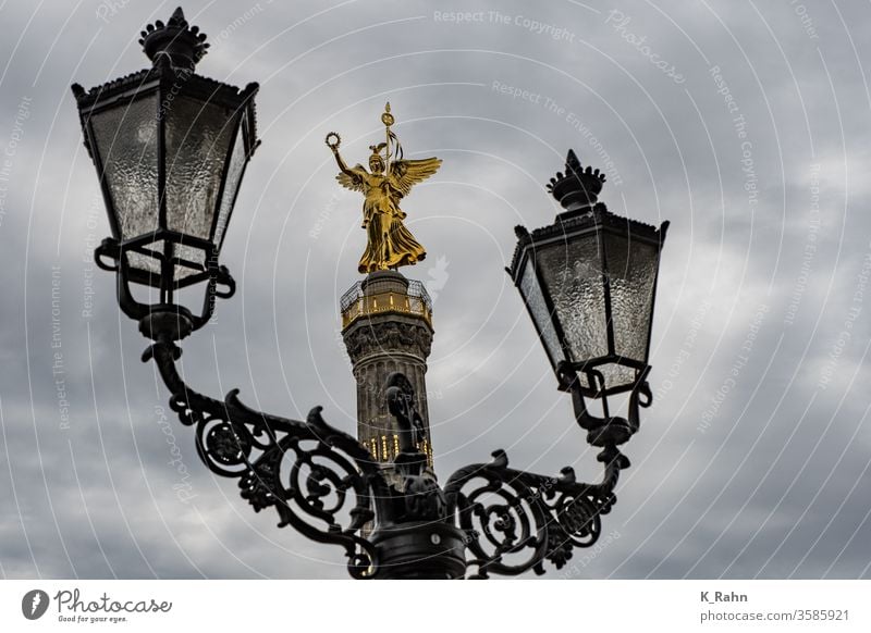 Siegessäule in Berlin mit Laterne siegesdenkmal tierpark statuen säulen victoria kriegen skulptur lampe laterne preussen preussisch hauptstadt deutsch europa