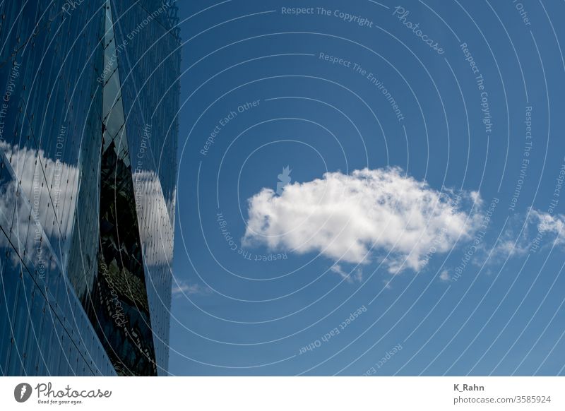 Wolken spiegeln sich in Fassade aus Glas Architektur blau gebäude glas haus büro beton himmel business fenster hoch industrie konstruktion licht modern neu