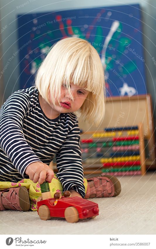 Von wegen, Frauen können kein Auto fahrn... Kind Mädchen lustig Kleinkind bunt Spielen Spielzeug Kindheit Kindergarten Glück Holz Holzauto Holzspielzeug