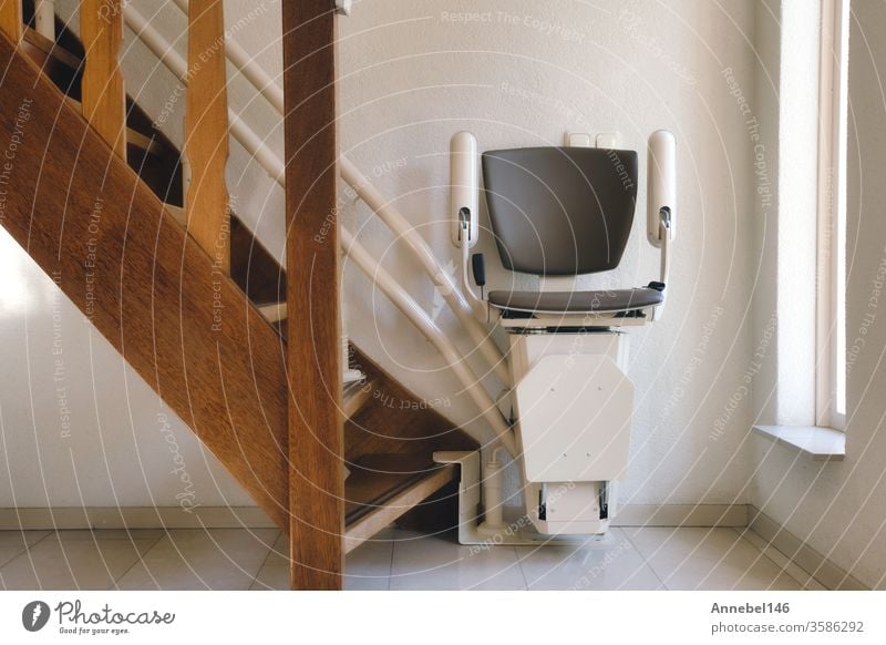 Automatischer Treppenlift auf einer Treppe für ältere Menschen oder Behinderte in einem Haus, Design Person 3d Technik & Technologie Transparente Behinderung