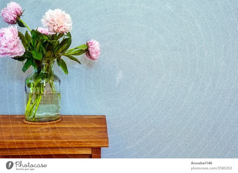 Rosa Pfingstrosen in Glasvase auf Holztisch, romantisches Design mit Platz für Text modernes Interieur Blume Hintergrund retro Musik Hochzeit Mode Spa abstrakt