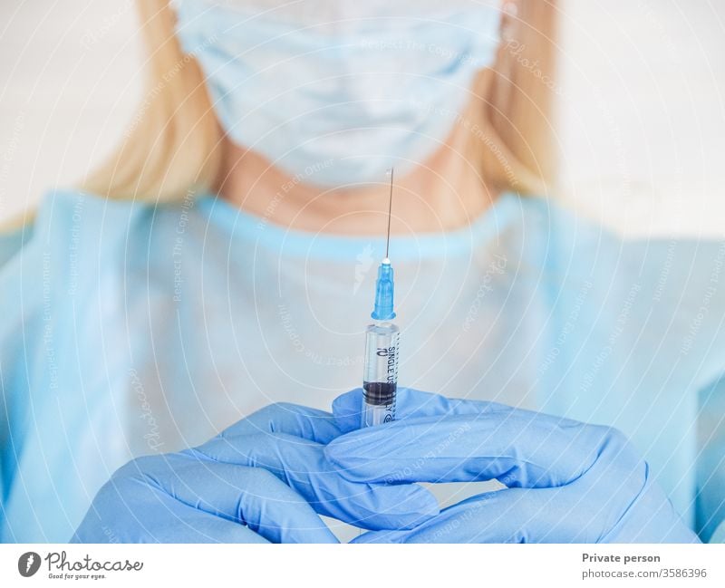 Krankenschwester hält eine Spritze, Konzept Gesundheitsversorgung im Krankenhaus. Medizinische Impfung. Krankenpfleger Arzt Impfstoff Pandemie Gesundheitswesen