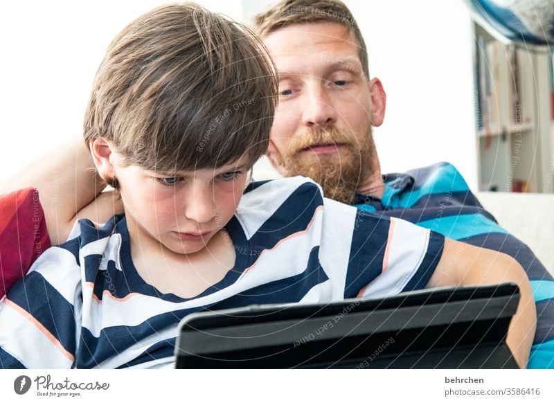 ungesund | wenn es zu viel wird gemeinsam Spielen Tablet Computer Familie & Verwandtschaft Eltern Sohn Fröhlichkeit Zufriedenheit Vater Spaß haben Zusammensein