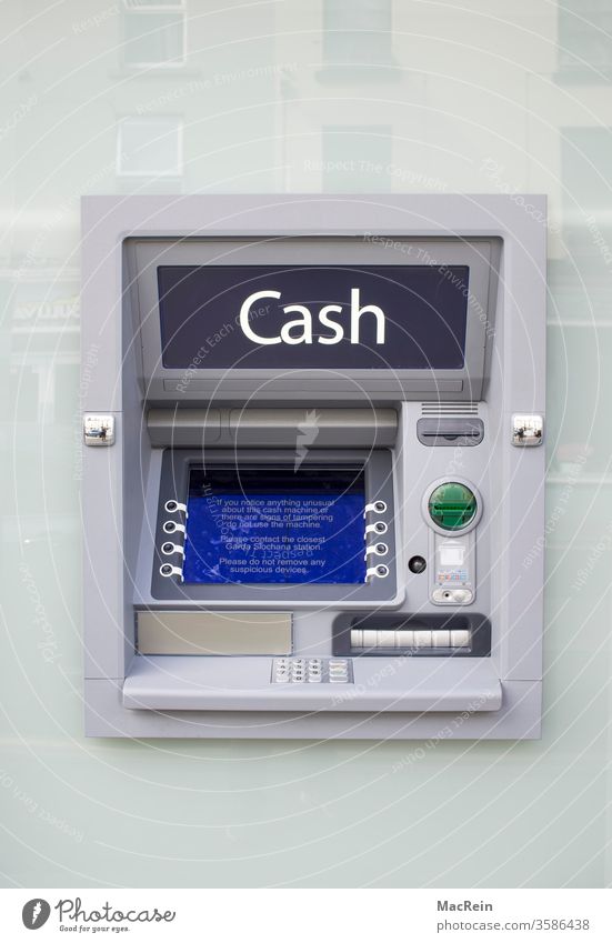 Geldautomat im Aussenbereich geldautomat cash bankautomat bankgebäude aussenaufnahme tastatur geld abheben niemnad Textfreiraum oben