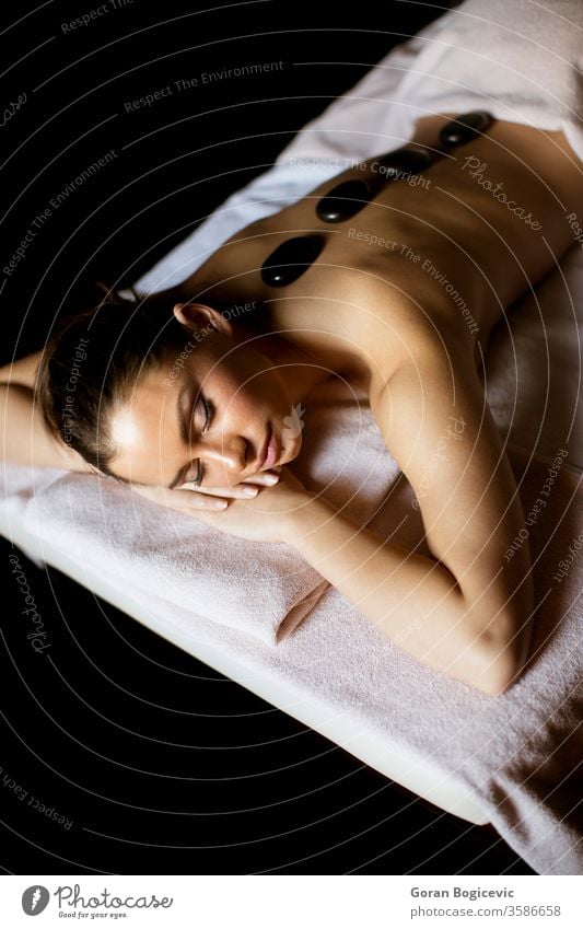 Junge Frau bei einer Hot-Stone-Massage-Therapie alternativ Rücken schön Schönheit schwarz Körper Windstille Pflege Kaukasier Sauberkeit Klinik schließen Konzept