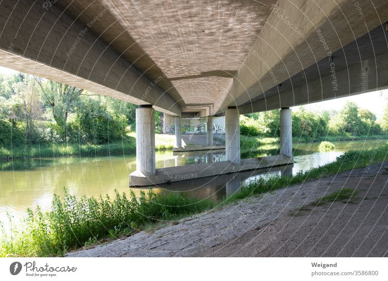 Betonbrücke Brutalismus Brücke Bauwerk Donau Architektur verbinden abstrakt Fluss Wasser Verkehr Verkehrswege Autobrücke Reflexion Menschenleer