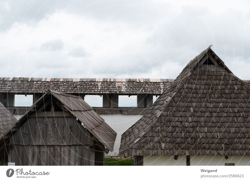 Keltenhaus Haus Archäologie Schindeln alt historisch Vergangenheit Schuppen Dach Holzdach Wehrgang Süddeutschland