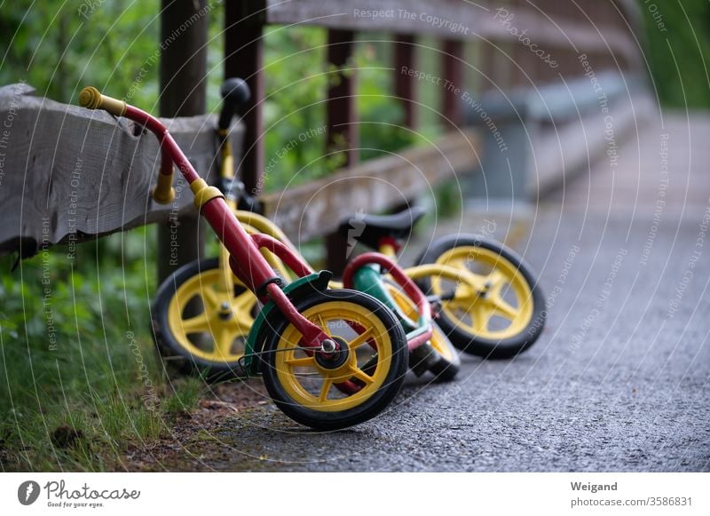 Laufräder von Kindern Laufrad fahren Verkehrsmittel Kita Kindergarten Grundschule wachsen Straße Rad Verkehrswege Geschwindigkeit Straßenverkehr Familie