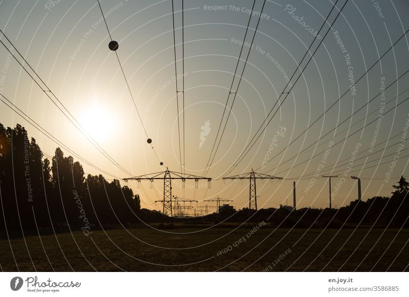 Stromleitungen im Sonnenuntergang Hochspannungsleitung Strommast Energie Energiewirtschaft energieverbrauch Klima Klimawandel Ökostrom Abendlicht Abenddämmerung