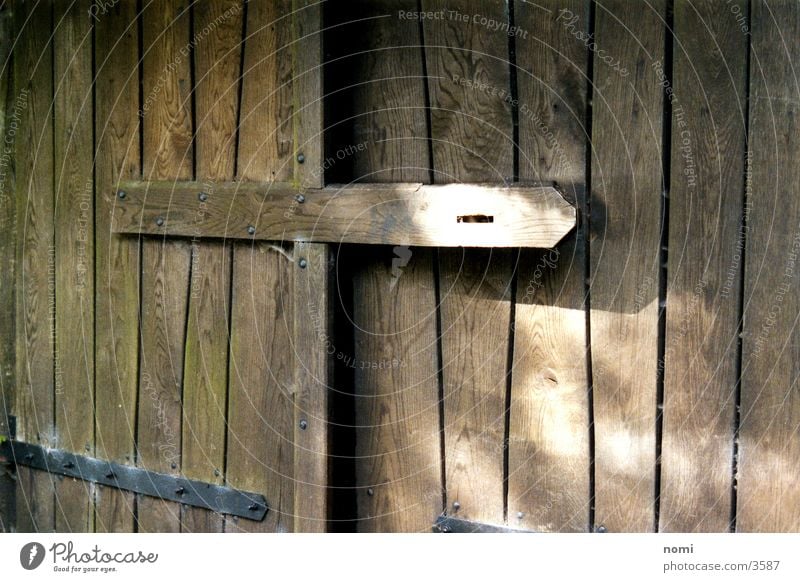 Stall Holz Tor aufmachen braun Zutritt Dinge Tür Maserung Spalte offen