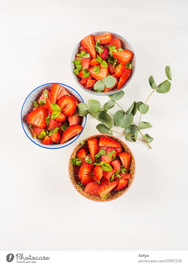 Fruchtsalat mit Erdbeere, Wassermelone, Basilikumblättern Obstsalat erdbeeren Sommer Gesundheit Snack Schalen & Schüsseln Salatbeilage Keramik rosa weiß hölzern