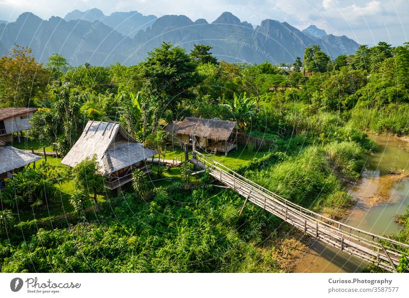Dorf und Berg in Vang Vieng, Laos Vientiane Landschaft Menschen Thailand luang Reis Haus heimwärts Laoten Gras vangvieng Flussufer Regenwald Schönheit Hütte