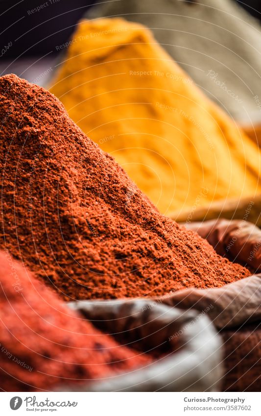 Markt für traditionelle Gewürze in Indien. Afrika Afrikanisch arabisch aromatisch Asien asiatisch Basar Blaurot kaufen Peperoni cinamon Farbe farbenfroh Koch