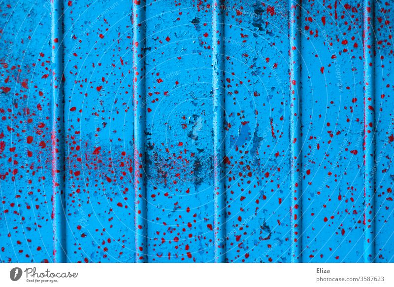Blauer Hintergrund aus Metall mit roten Sprenkeln Textur Struktur Linien vertikal unterteilt grafisch abstrakt Farbe abgenutzt Patina Grunge urban knallig