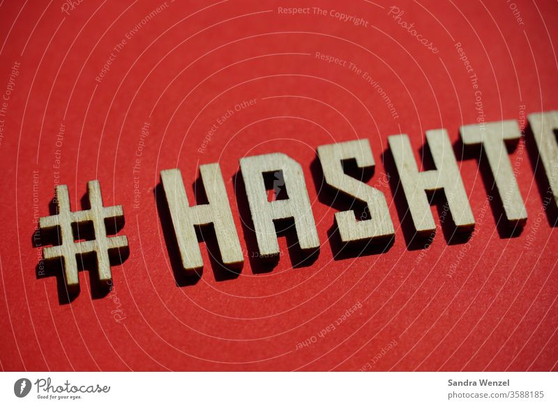 Hashtag Wort Buchstaben Letters Raute rot Holz Link verlinkt Großbuchstaben