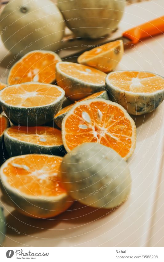 die Hälfte der frischen Zitrone abschneiden geschnitten Frucht Saft