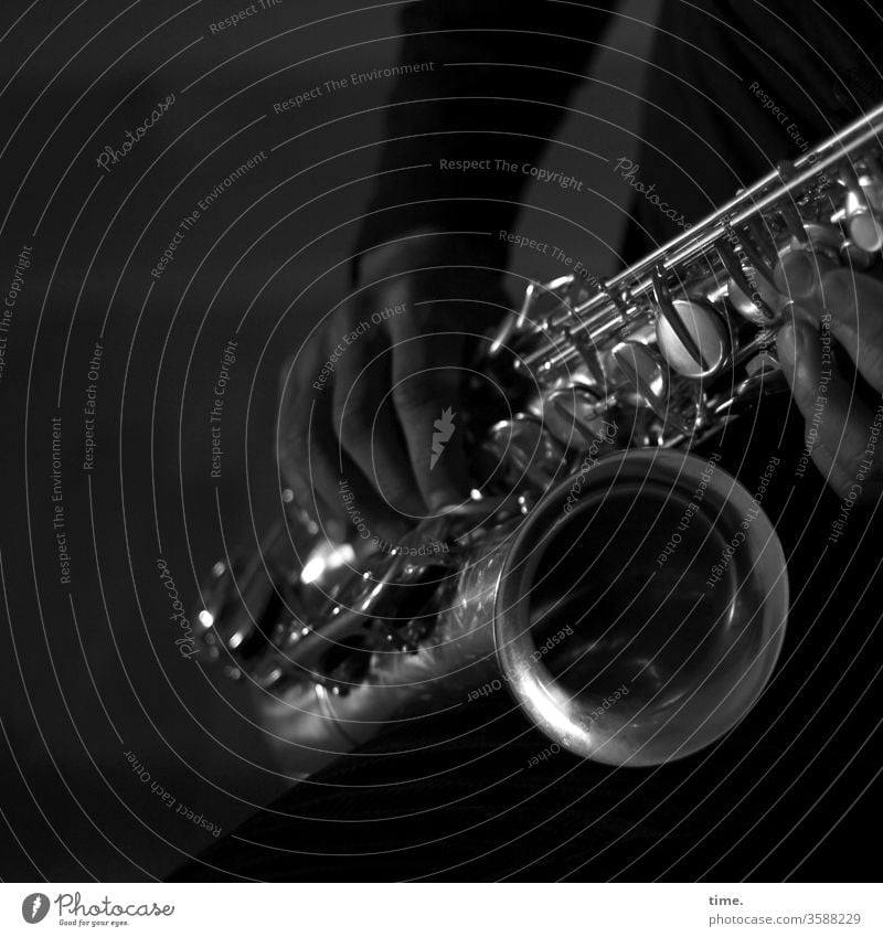 Vorspiel Saxophon Saxophonspieler musik Musikinstrument Musiker halten greifen sound probe üben vorspiel blasinstrument Blechblasinstrumente dunkel glänzen