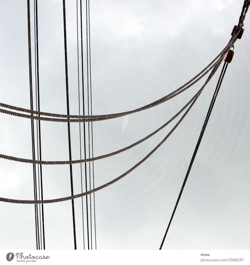 arbeiten & chillen tau tampen hängen linien haken segeln segelboot maritim himmel grau
