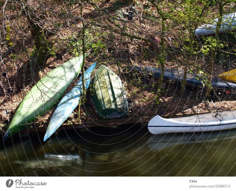 Bootsbrache Boote Kanus Ufer Steilufer Fluss stillgelegt abwarten parken Natur Ausflug Abenteuer Wald Freizeit Sport Landschaft Wassersport Außenaufnahme