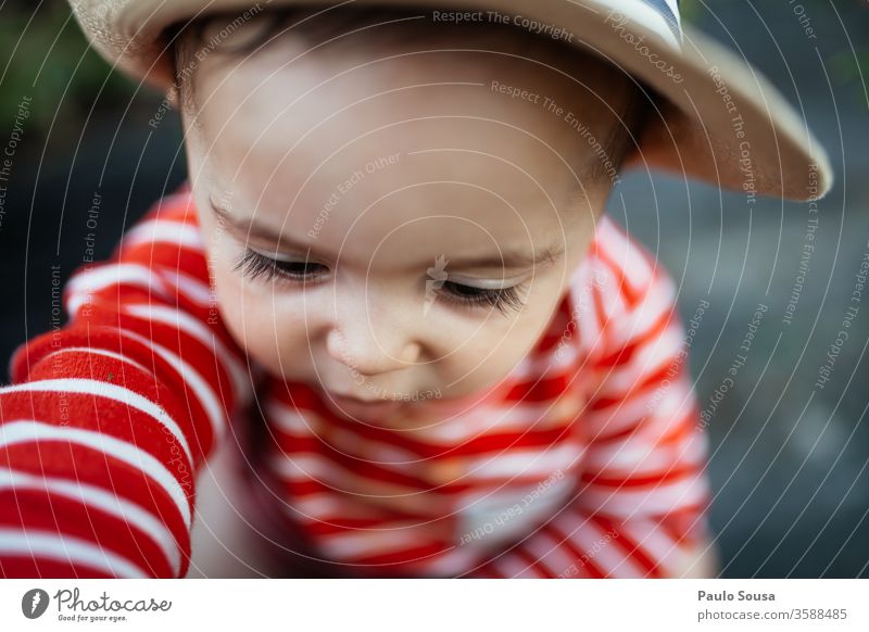 Baby Boy mit rotem Hemd und Hut Junge Kleinkind Kind Kindheit Gesicht Spielen niedlich mehrfarbig Mensch klein Freude Glück reizvoll Vorschulkind Kindergarten