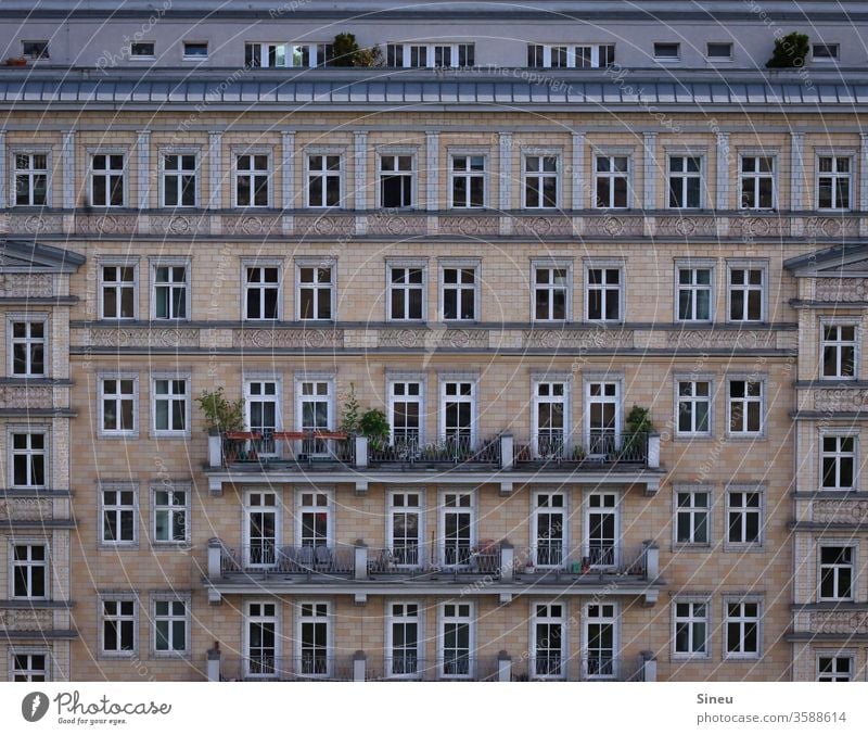 Fenster zur Strasse Fassade Häuserfront Mehrfamilienhaus Mietshäuser Balkone Dachterrasse Sommer Wohnhaus Stadt Großstadt Karl-Marx-Allee Berlin Stalinbauten