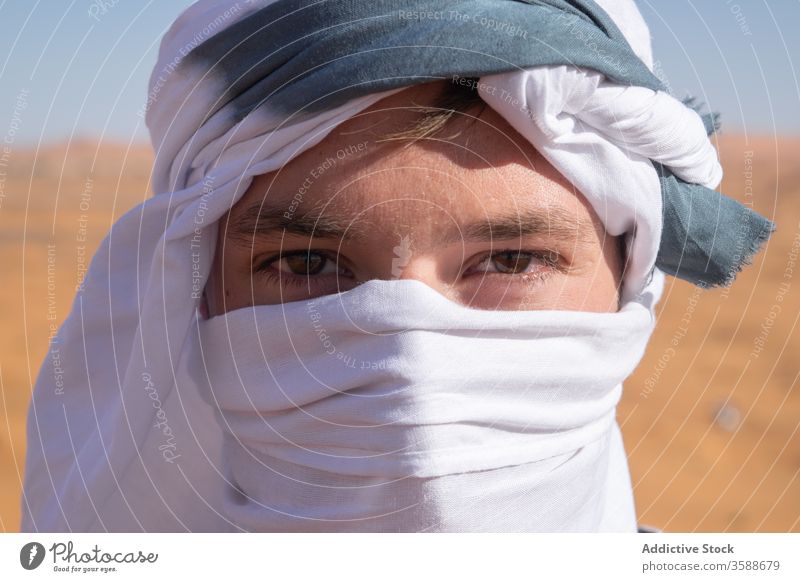 Reisender Mann mit schützendem Kopftuch in der Wüste wüst reisen behüten Sand Urlaub Tourismus Feiertag männlich Marokko Afrika Sommer Natur Abenteuer