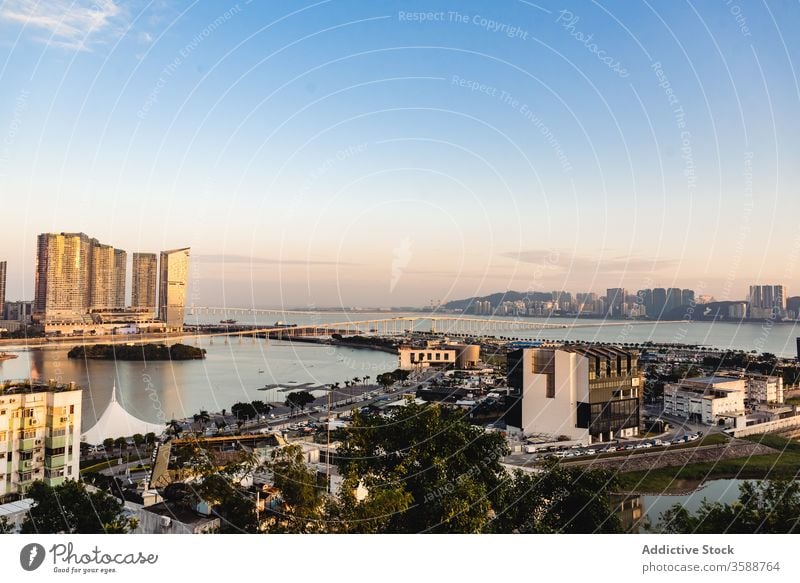 Majestätisches Stadtbild der modernen Küste Hongkongs Wolkenkratzer Kanal Hongkong Kong China Sonnenuntergang Stadtzentrum Infrastruktur Revier Zeitgenosse