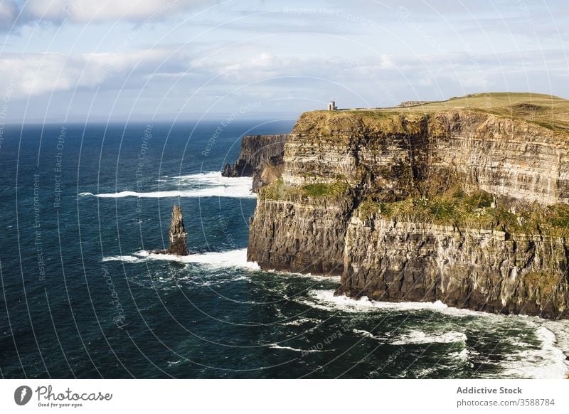 Felsklippe über schäumenden Wellen des Ozeans Riese Klippe Meer abgelegen wild Landschaft malerisch riesig gigantisch Seeküste Republik Irland Himmel (Jenseits)