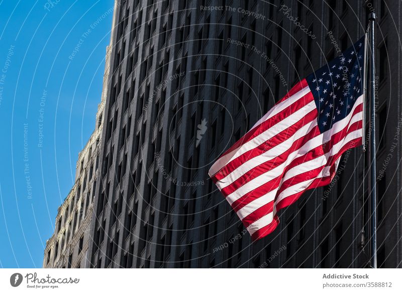 Amerikanische Flagge auf der Straße in New York City Stars and Stripes Fahne national Stein Gebäude Patriotin Symbol urban Fassade New York State amerika USA