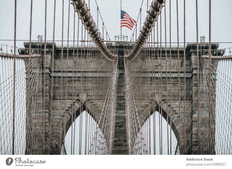 Detail der Brooklyn-Brücke bei bedecktem Himmel Brooklyn Bridge Turm Suspension Bogen Konstruktion Stein Architektur Wahrzeichen New York State amerika USA