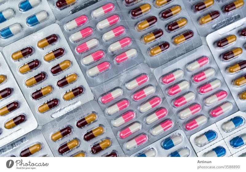 Draufsicht auf farbige Antibiotika-Kapselpillen in Blisterpackung. Antibiotika-Resistenz. Pharmazeutische Industrie. Apothekenhintergrund. Globales Konzept der Gesundheitsversorgung. Antimikrobielle Kapsel.