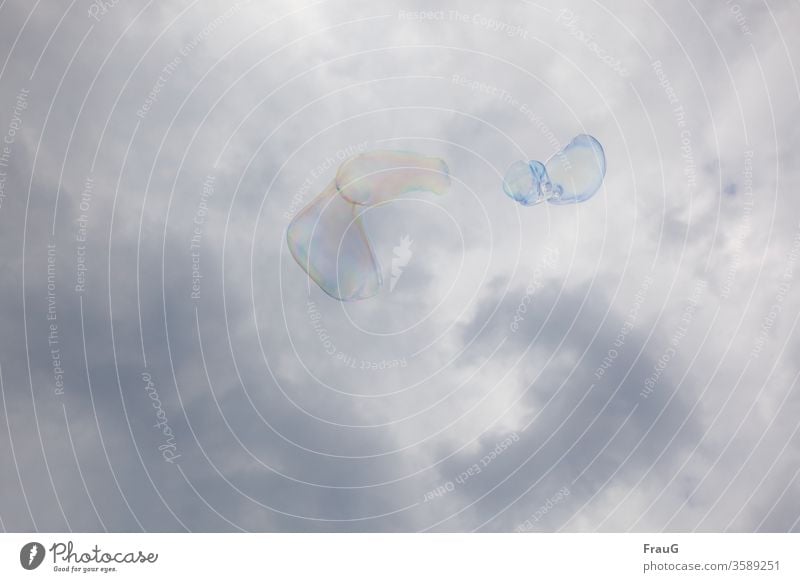 Leichtigkeit | Seifenblasen schweben am Himmel Wolken blau bunt schillernd Figuren fliegen