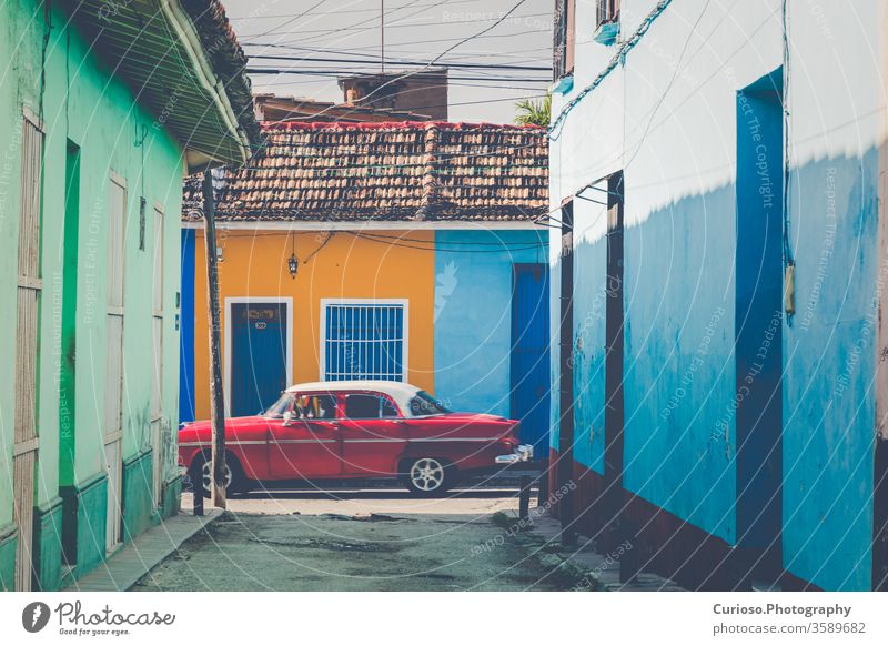 Farbenfrohe Häuser und Oldtimer in Trinidad, Kuba. Unesco-Weltkulturerbe. amerika Antiquität Architektur Anziehungskraft schön Gebäude PKW Karibik Autos