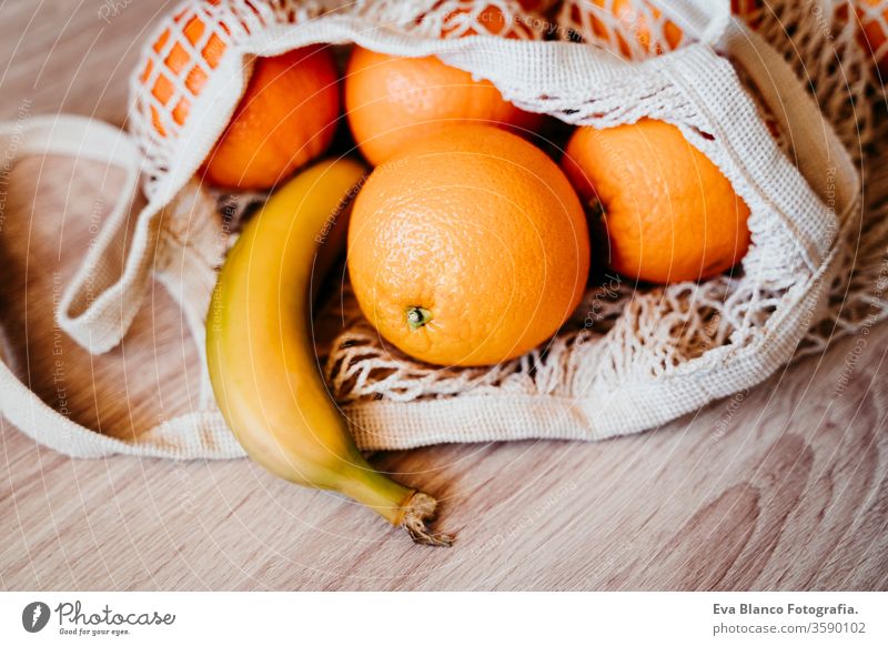 Null-Abfall-Konzept. Moderne weiße Textil-Einkaufstasche mit Früchten. Ansicht von oben. keine Verschwendung Baumwolltasche orange erdbeeren Banane niemand