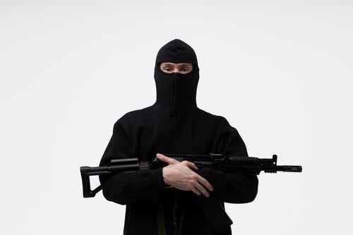 Polizeibeamter der Spezialeinheiten in schwarzer Uniform isoliert auf weiß bewaffnet Panzerung Hintergrund Bandit Körper Abfertigungsschalter Durchsetzung Gerät