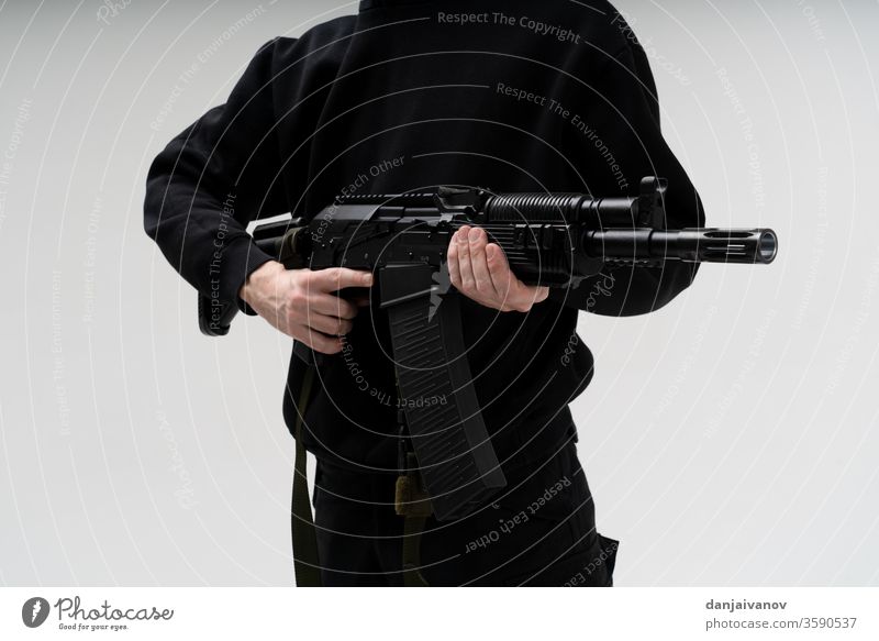 Polizeibeamter der Spezialeinheiten in schwarzer Uniform isoliert auf weiß bewaffnet Panzerung Hintergrund Bandit Körper Abfertigungsschalter Durchsetzung Gerät