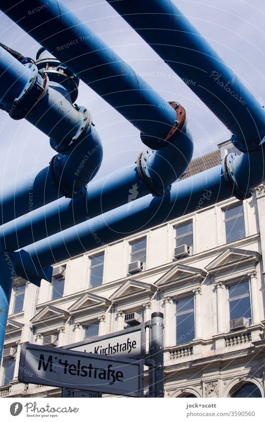 blaue Röhren quer über der Mittelstraße Fassade Fenster Klimaanlage Architektur Rohrleitung Eisenrohr Symmetrie Zahn der Zeit Konstruktion verwittert