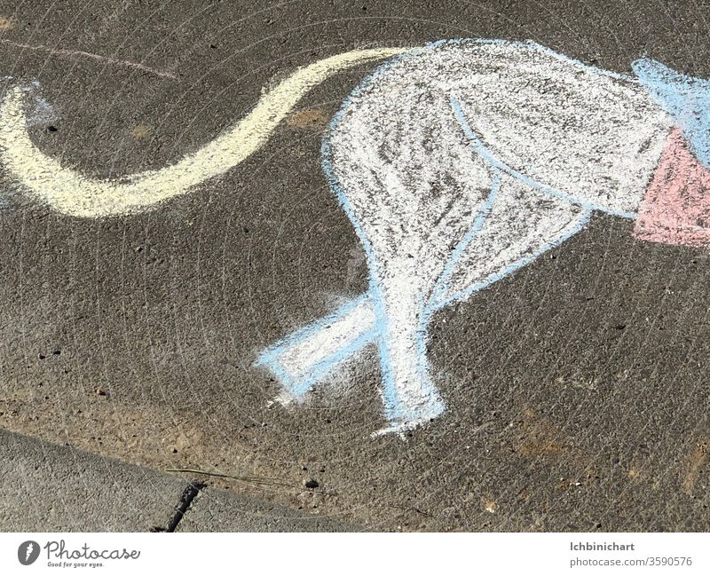 Straßen -Kreide -Zeichnung Pferdeschwanz Straßenkreide Kinderzeichnung Pferd Bund Pferdeschweif Kindheit Farbfoto mehrfarbig Spielen Strassenmalerei