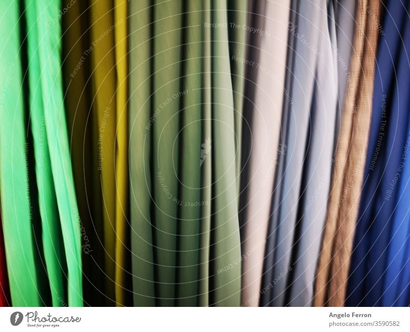 Kleidung in abgestufter Farbe dargestellt Bekleidung ausgesetzt graduelle Farbe farbenfroh Hose Kleiderbügel Werkstatt Handel Regenbogen Stoff Tönung