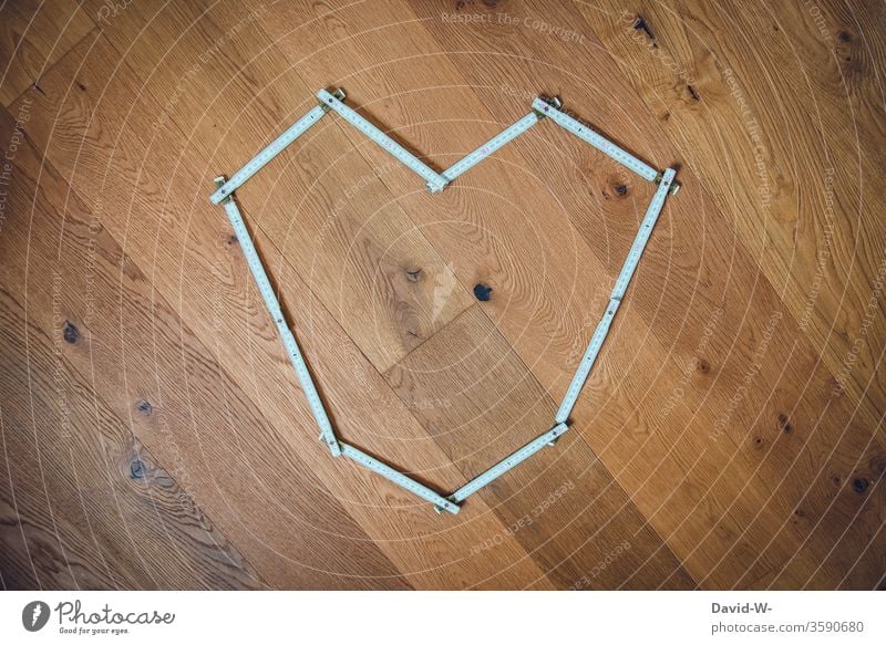 Handwerker aus Leidenschaft Zollstock heimwerken bauen planen messen ausmessen nachmessen Holzboden Parkettboden Perspektive kreativ Baustelle Farbfoto Werkzeug