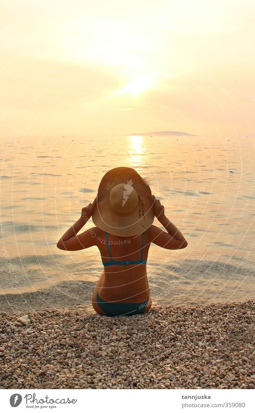Junge Frau genießt den Sonnenuntergang am Meer schön Körper Ferien & Urlaub & Reisen Tourismus Sommer Strand Berge u. Gebirge Erwachsene Natur Landschaft Himmel