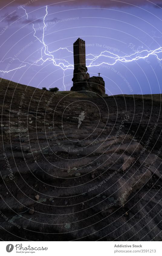 Stürmischer Himmel mit Blitzen über Steinturm Unwetter rau dramatisch dunkel Turm Felsen Person Wetter Konstruktion Gebäude Formation Dämmerung Kraft trist