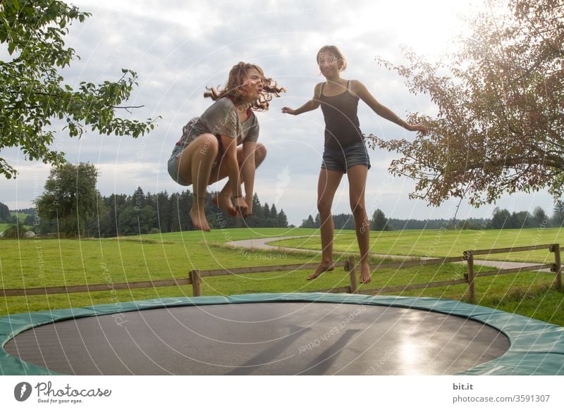 Sei kein Frosch... Kinder Mädchen Teenager Jugendliche Springen sprung Sprungkraft hüpfen Trampolin lustig witzig Spielen Sport sportlich springen Freude