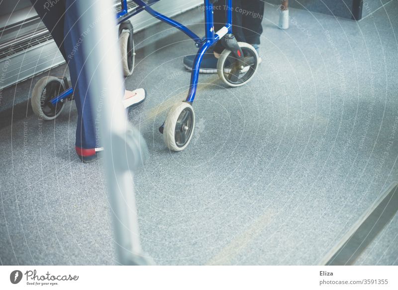 Person mit Rollator im Bus Behinderung Mobilität Senior Handicap Behinderte Seniorin hilfsbedürftig Öffentlicher Personennahverkehr öffentliche Verkehrsmittel