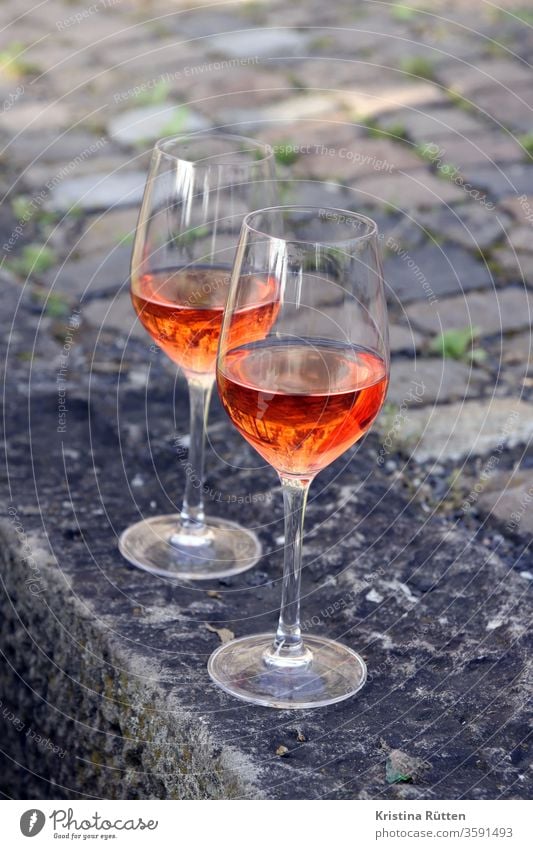 zwei gläser rosé rose roséwein rosewein weingläser weinglas getränk trinken aperitif rosado rosato draußen garten park picknick apero drink drinks sommer